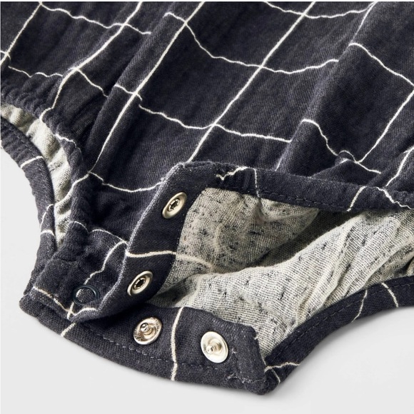 Cat & Jack Baby Girls Gauze Sleeveless Romper - Charcoal Newborn - Picture 3 of 4